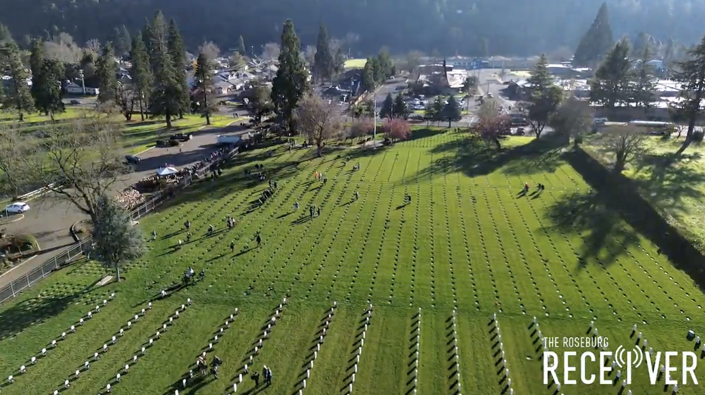 Volunteers Place 7,000 Wreaths at Roseburg National Cemetery to Honor Veterans