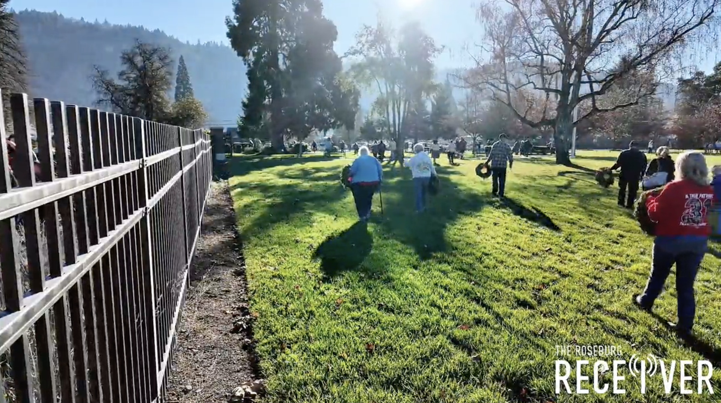 Volunteers Place 7,000 Wreaths at Roseburg National Cemetery to Honor Veterans