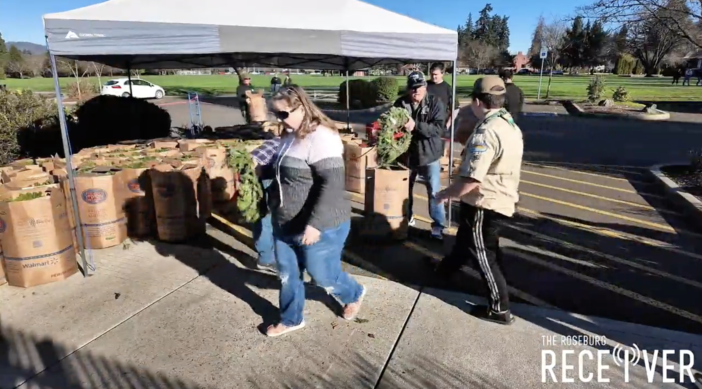 Volunteers Place 7,000 Wreaths at Roseburg National Cemetery to Honor Veterans