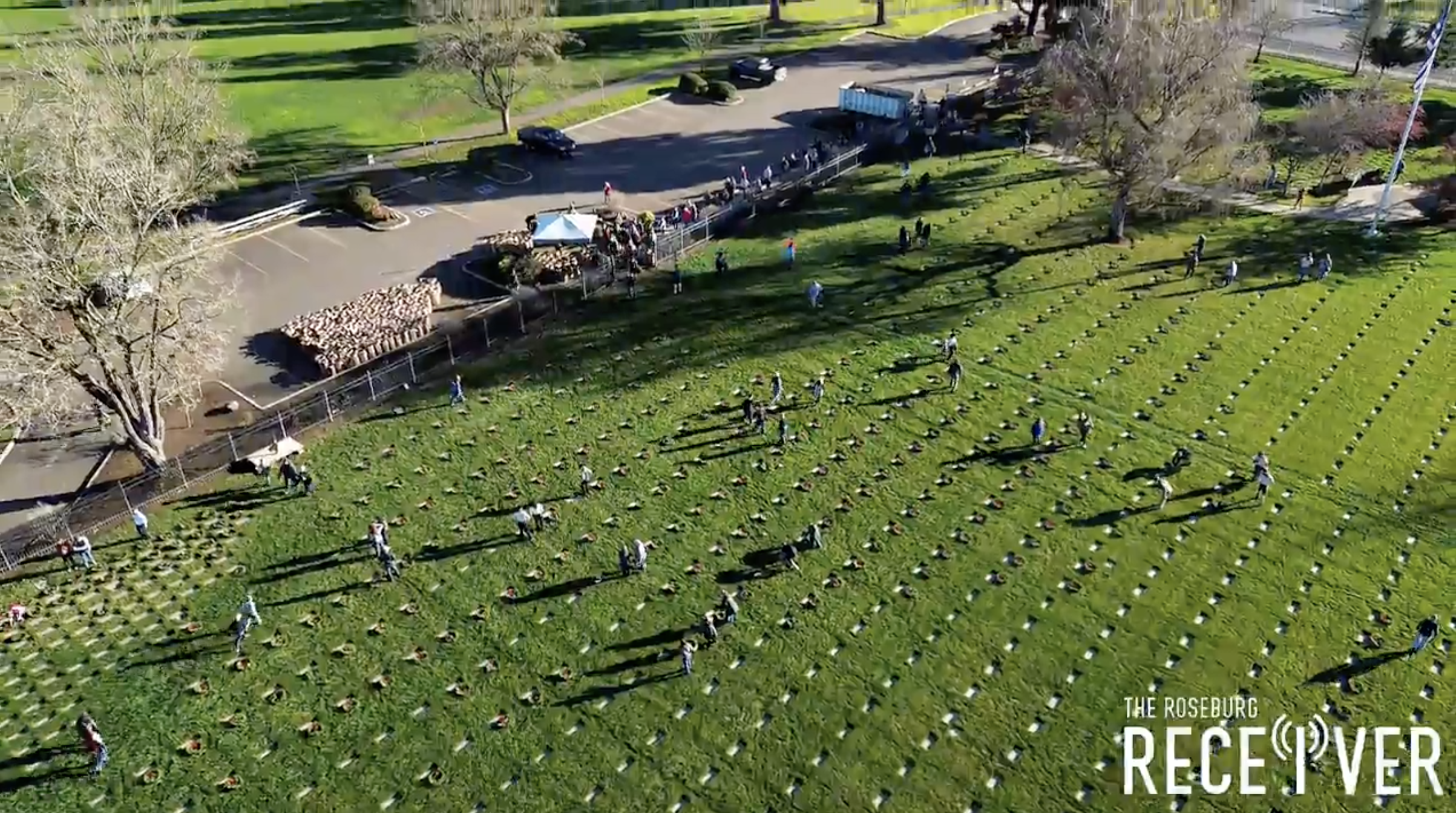Volunteers Place 7,000 Wreaths at Roseburg National Cemetery to Honor Veterans