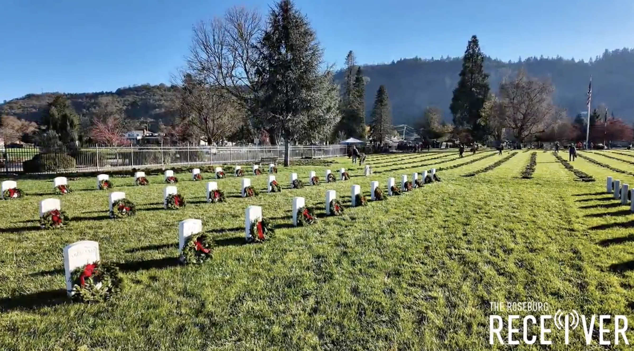 Volunteers Place 7,000 Wreaths at Roseburg National Cemetery to Honor Veterans